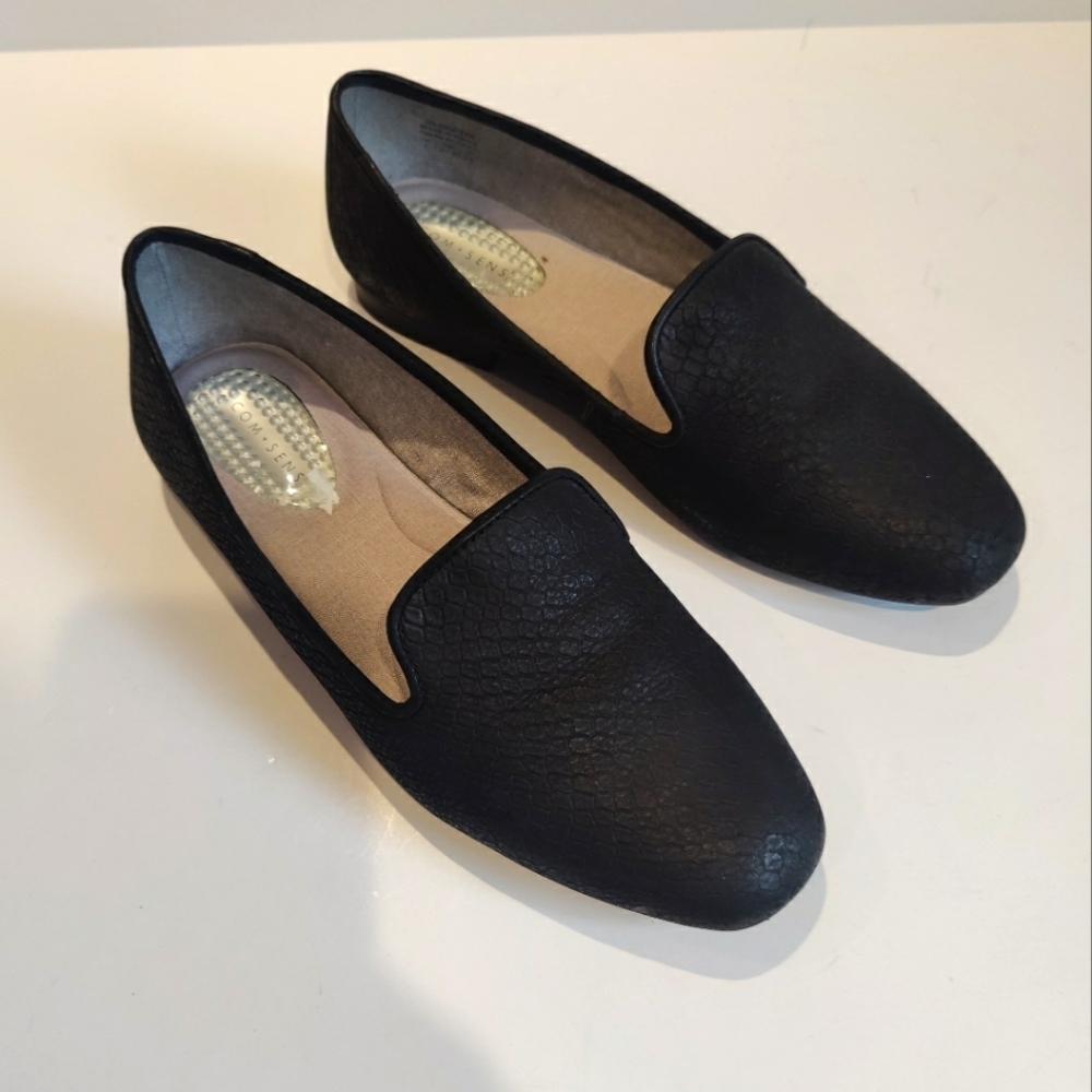 Com+Sens Women's Black Reptilian Textured Loafer
